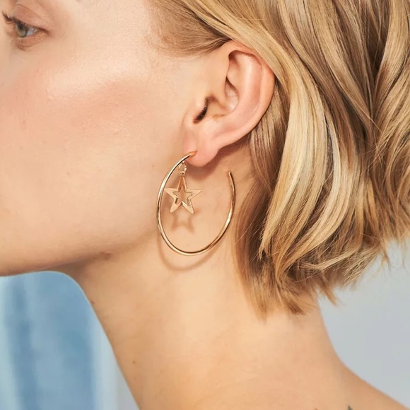💕Gold Chic Star Hoop Earrings - Picture 2 of 6